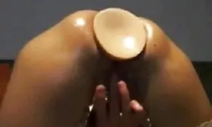 അവളുടെ കഴുതയിൽ തുളച് ...